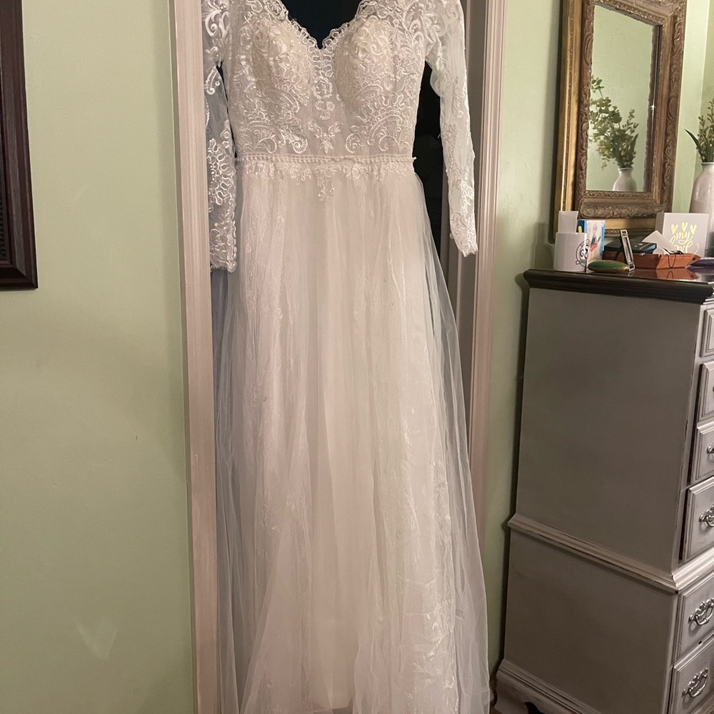 Lulus wedding dress - Picture 4 of 8